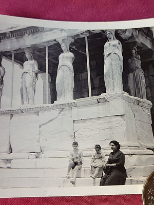 Ακρόπολη Ερέχθειο Αθήνα vintage ασπρόμαυρη φωτογραφία με παιδιά