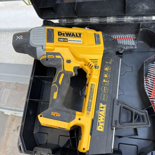 DeWalt DCN890 Concrete Nail Gun like new with 900 nails 3.5mm