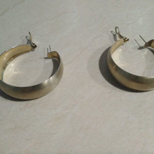 Earrings gold tone, new, pair of 2 hoops from 1995