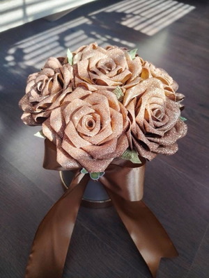 Αιώνιο μπουκέτο από χειροποίητα σατέν τριαντάφυλλα με γκλίτερ σε κουτί καινούριο