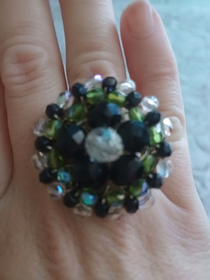 Impressive ring like new with black and green beads