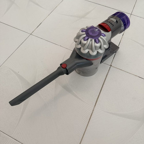 Dyson V8 Advanced rechargeable stick and handheld vacuum like new
