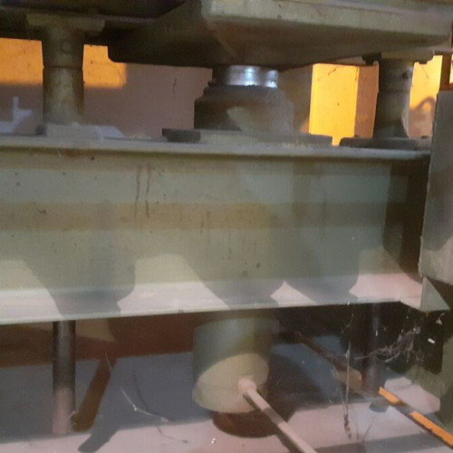 Italian hydraulic woodworking press like new, three-phase