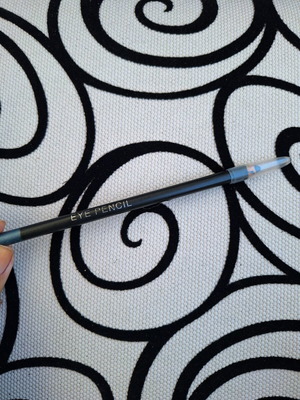 Black Onyi eye pencil used blue-teal