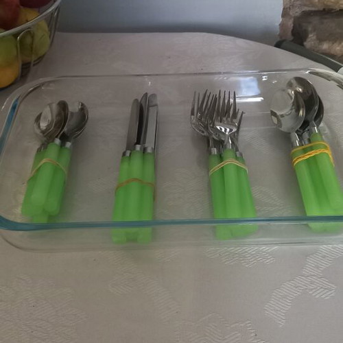 Pyrex rectangular glass bakeware 0.22x0.34m with handles and 24-piece cutlery set gift