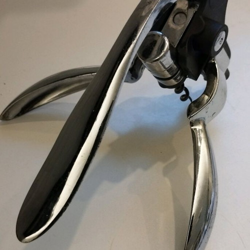 Vacu Vin corkscrew used with lever mechanism