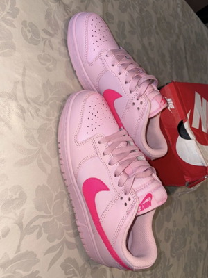 Nike Dunk Low peach powder καινούργια, νούμερο 39, αθλητικά ροζ