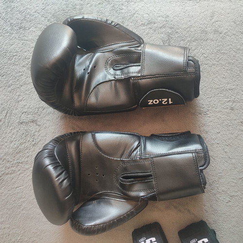 Everlast Rodney 12oz boxing gloves with Technics hand wraps