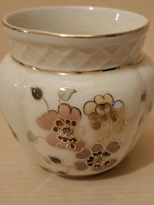Handmade porcelain vase Zsolnay like new with floral decoration and gold details