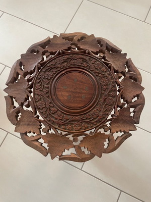 Ξύλινο σκαλιστό τραπεζάκι μεταχειρισμένο