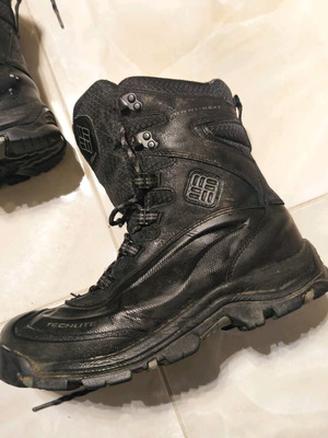 Columbia men's black boot used with silver details
