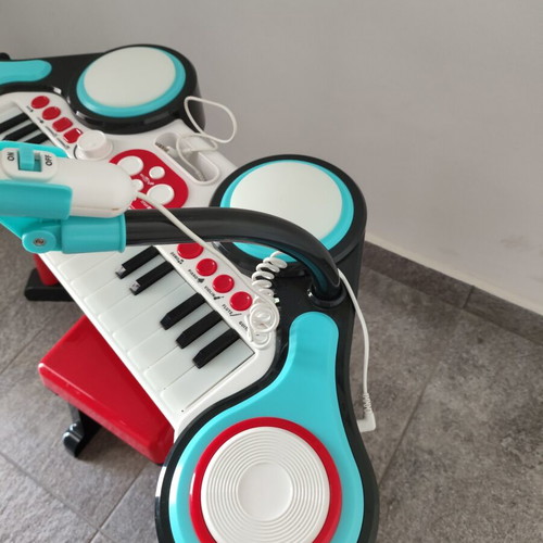 ELC children's piano keyboard like new with microphone and stool