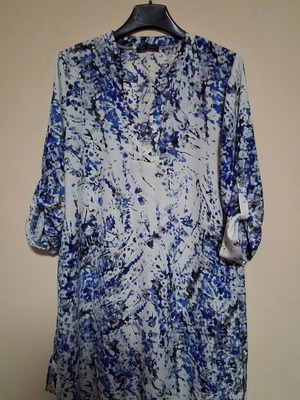 Long shirts like new, set of 2, with three-quarter sleeves, black and blue