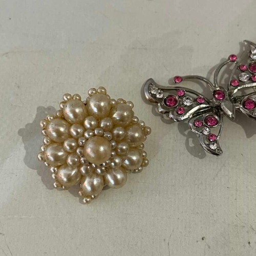 Set of 3 women's brooches used