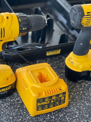 DeWALT 14.4V DW054 impact wrench and DC728 drill set like new with 2 batteries and charger