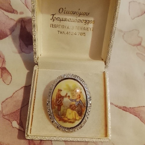 Vintage Victorian style romantic brooch, 4 cm length, with box