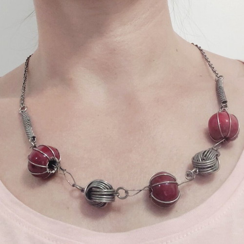 Vintage women's necklace from the 1970s, used