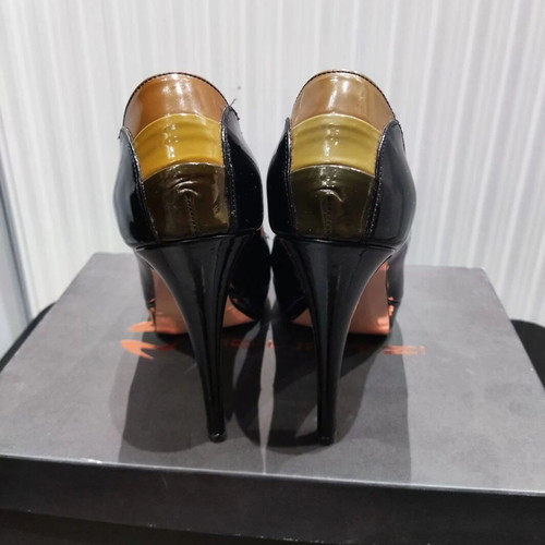Mourtzi patent leather pumps size 38 used, black