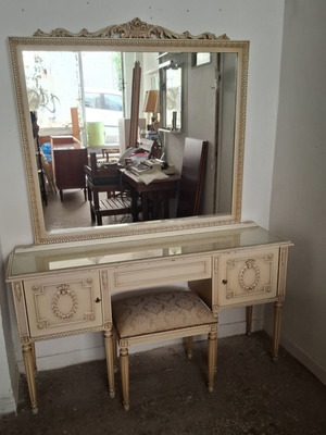 Classic bedroom set with mattress, dressing table and mirror used
