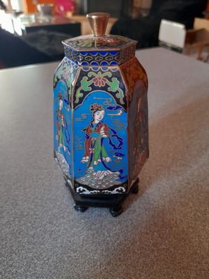 Chinese Vase Cloisonné with Lid like new