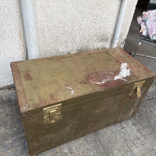 Vintage ξύλινο μπαούλο με μεταλλικές λεπτομέρειες, λαδί