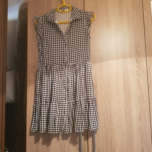 Stradivarius dress used, size M, black and white, with ruffles and buttons