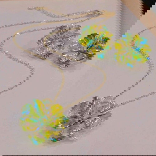 Неонов комплект бижу нов, обеци и синджир с висулка