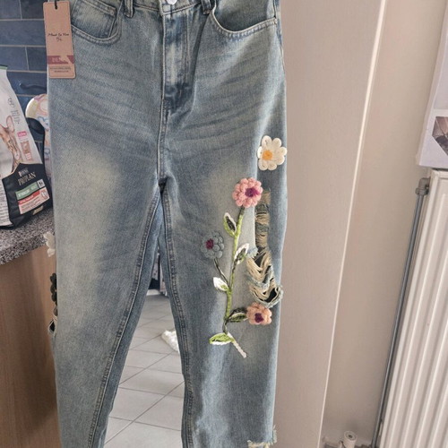 Jeans with knitted flowers and rips new, size M