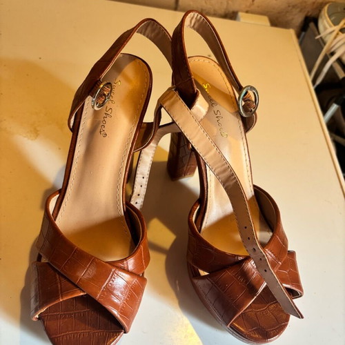 High-heeled brown sandals new, size 38