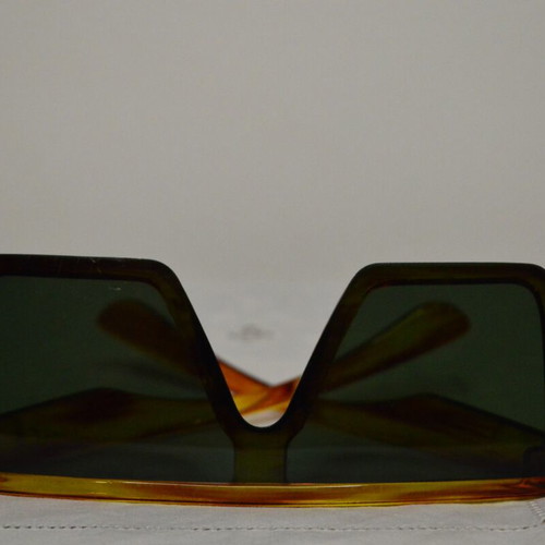 Square sunglasses used yellow and green