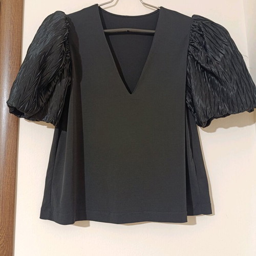 Top black with puff sleeves like new, one size
