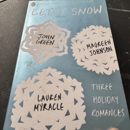 Book Let It Snow used by John Green, Maureen Johnson, Lauren Myracle