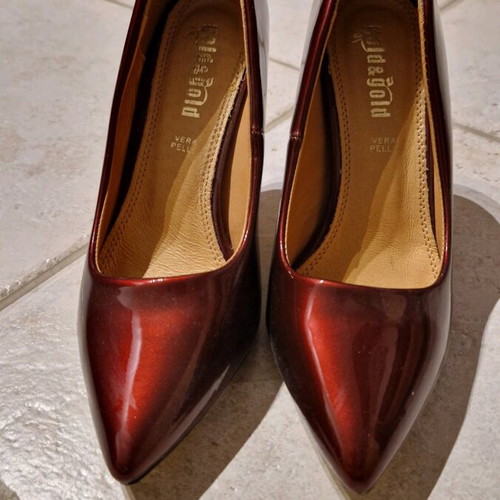 Patent leather burgundy pumps like new with 10cm heel size 36