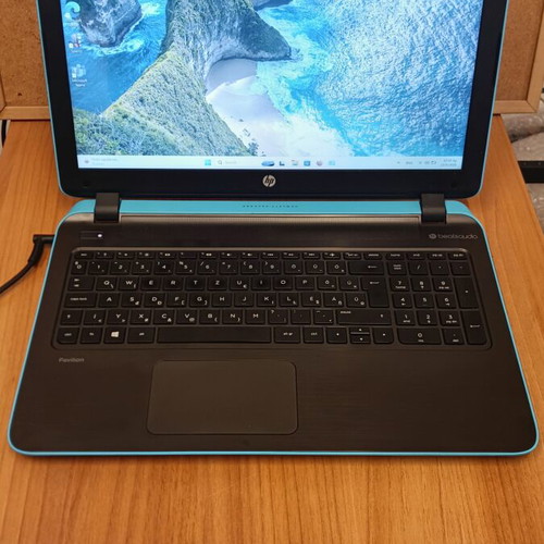 HP Pavilion 15.6" Turquoise Summer Edition laptop σαν καινούργιο, AMD A4, SSD, 8GB RAM