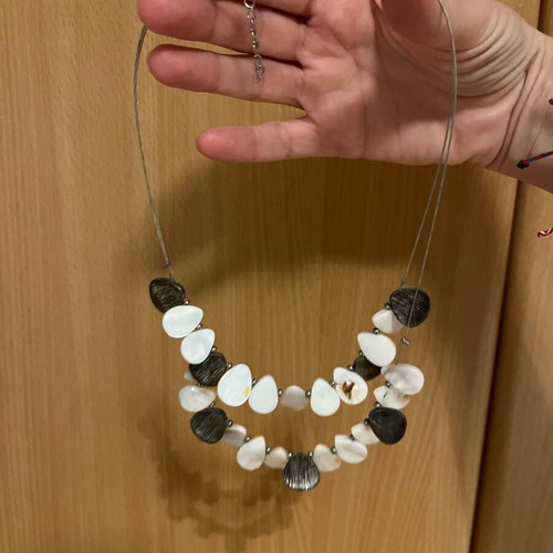 Necklace like new, white and silver