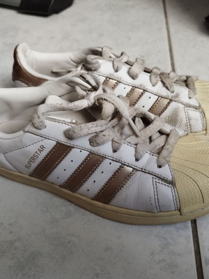 Adidas Superstar μεταχειρισμένα, νούμερο 39, άσπρο και μπεζ