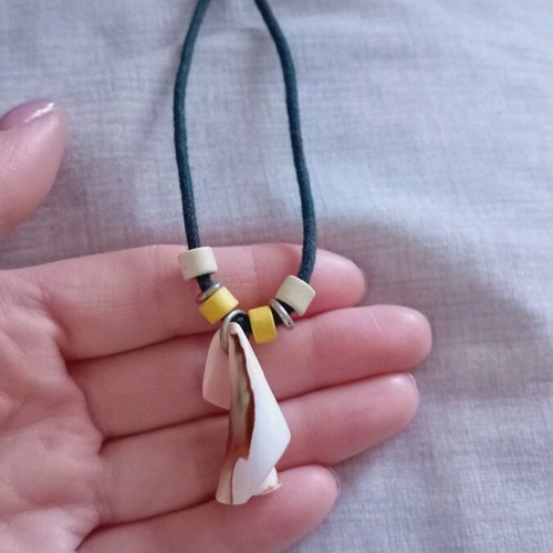 Summer shell pendant like new with cord