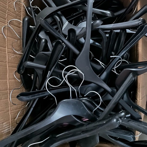 Professional plastic hangers used, pack of 20 pieces