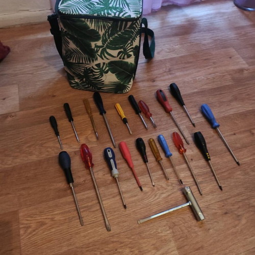 Set of 20 used screwdrivers with storage bag