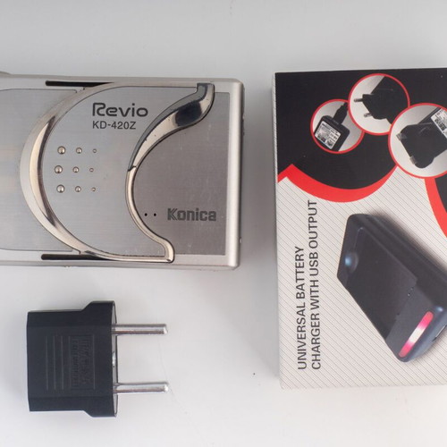 Konica Revio KD-420Z 4MP Digital Camera used with Battery Charger and 2GB SD Card