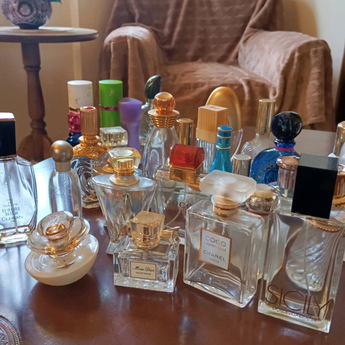 Set of 48 women's perfume bottles, empty and partially filled