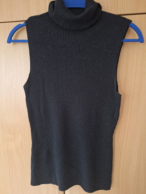 Ribbed sleeveless turtleneck top with shine Stradivarius size M used, black