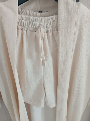 Set in ecru color