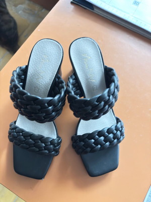 Black summer sandals like new, size 36, thick heel, soft weaving