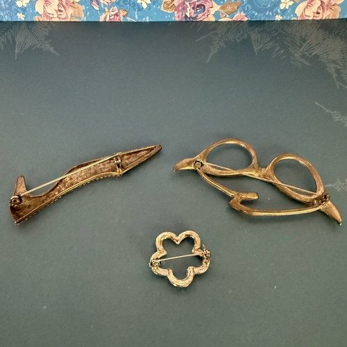 Vintage fashion pin set of 3 multicolor, like new