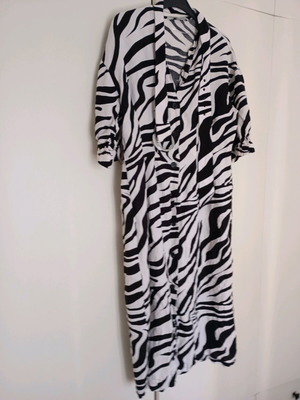 Zara φόρεμα σεμιζιέ βισκόζη και λινό μέγεθος medium σαν καινούργιο, μαύρο και άσπρο