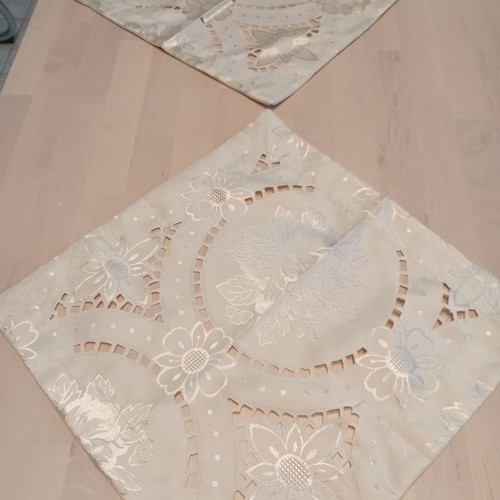Set of 7 satin tablecloths and napkins cream new