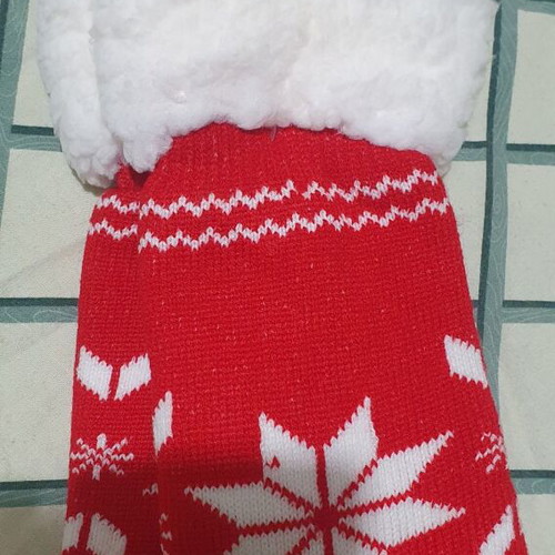 Red knitted slipper socks with white stars and fur lining