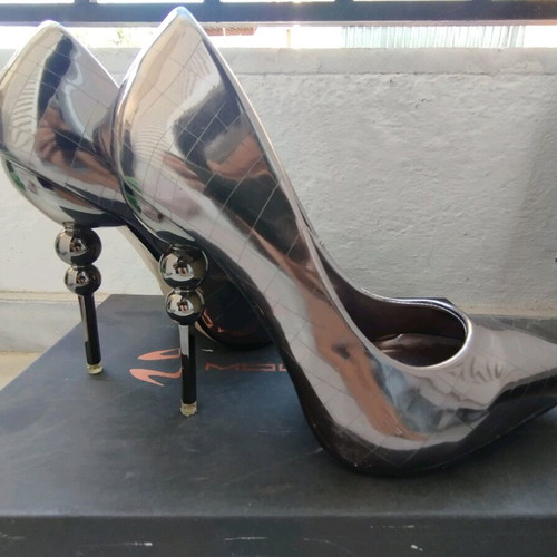 Mirror shoes like new, silver size 38 pumps with unique heel