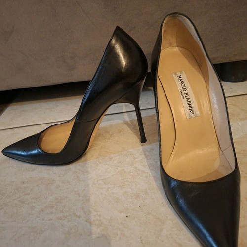 Manolo Blahnik Black Classic Leather Pumps No 38.5 Like New